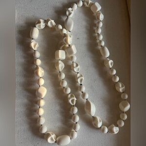🤍 Vintage-Style White Beaded Necklace 🤍